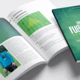 DFB Training: Buch mit Fußballübungen und Trainingsformen. Ein Trainer lächelt, daneben eine Grafik zu Passspielübungen.
