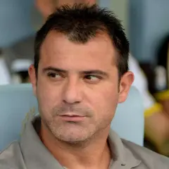 Der Trainer von Roter Stern Belgrad, Vladan Milojević, blickt nachdenklich zur Seite.