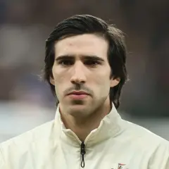 Sandro Tonali, mit ernstem Blick und dunklem Haar, trägt eine helle Jacke.