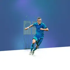 Fußballer im blauen Trikot sprintet an Trainingspuppen vorbei. Ein schneller Konter ist im Anmarsch!