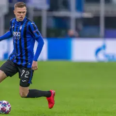 Josip Iličić im Atalanta-Trikot dribbelt mit dem Ball am Fuß.