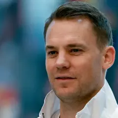 Nahaufnahme eines DFB Torwarts mit blauem Hintergrund.