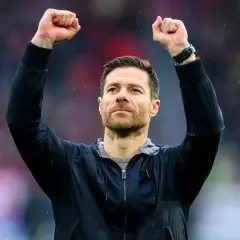Xabi Alonso, Trainer von Leverkusen, jubelt mit erhobenen Fäusten.