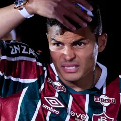 Thiago Silva, mit einem Stirnband und einem Ausdruck konzentrierter Anstrengung, wischt sich den Schweiß von der Stirn.