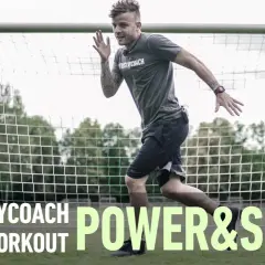 Fußballer trainiert seine Spritzigkeit mit einem dynamischen Lauf vor dem Tor. #TRUSTMYCOACH POWER&SPEED SOCCER WORKOUT.