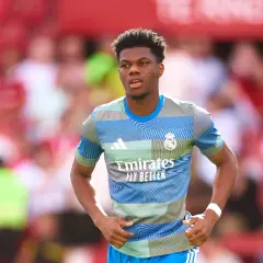 Aurélien Tchouaméni im neuen Trikot von Real Madrid, bereit für das Spiel.