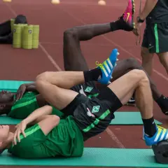 Fußballer trainieren auf Rollen für propriozeptives Training Sprunggelenk.