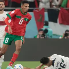 Azzedine Ounahi im roten Trikot mit der Nummer 8 dribbelt, während ein portugiesischer Spieler im Hintergrund steht.