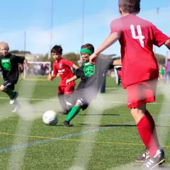Junge Fußballer kämpfen um den Ball bei einem spannenden **Funino-Turnier**.