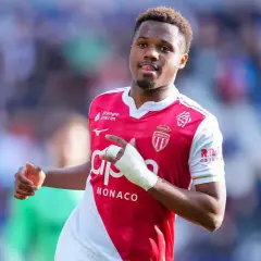Fußballer Ansu Fati im Monaco-Trikot, mit Bandagen am Arm, blickt nach rechts und zeigt auf etwas.