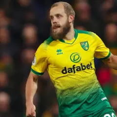 Teemu Pukki im gelben Norwich-Trikot, mit Bart und Zunge, bereit für den nächsten Angriff.