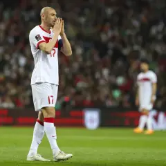 Burak Yılmaz, mit gefalteten Händen, blickt nachdenklich auf das Spielfeld.