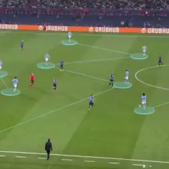 Fußballer auf dem Feld, die ein 3-5-2 System trainieren. Blaue Linien verbinden die Spieler, um ihre Positionen und Laufwege zu visualisieren.