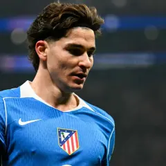 Julian Alvarez im blauen Trikot mit dem Champions-League-Logo und dem Wappen von Atlético Madrid.