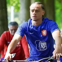 Xavi Simons, einst ein Talent des FC Barcelona, fährt im Trainingslager der niederländischen Nationalmannschaft Fahrrad.