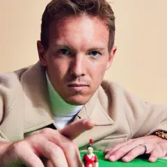 Nagelsmann 31 Prinzipien: Trainer mit Blick auf die Mini-Fußballer, bereit für die nächste Taktik.