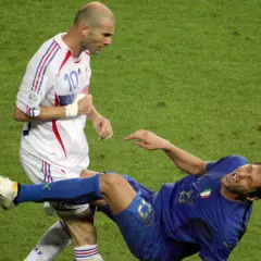 Zidane, der weltmeister, stößt Materazzi im WM-Finale 2006 um.