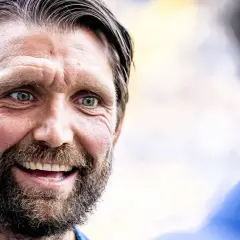Peter Hyballa, lächelnd, mit Bart. Seine bisherigen Trainerstationen sind ein Beweis für seine Leidenschaft.