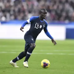 ZDM Spieler N'Golo Kanté dribbelt mit dem Ball.