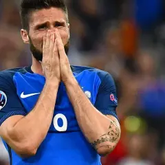 Olivier Giroud hält sich verzweifelt die Hände vors Gesicht, seine Augen sind geschlossen.