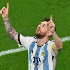 Lionel Messi feiert einen Treffer, fragt sich, wie viele Tore hat Messi insgesamt?