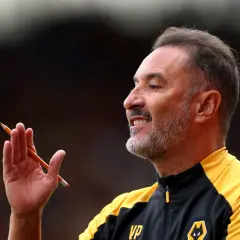 Wolverhampton trainer mit Bleistift in der Hand, nachdenklich lächelnd.