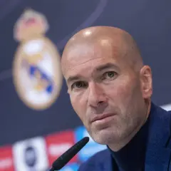 Zinedine Zidane, eine Legende von Real Madrid, blickt nachdenklich in die Kamera.