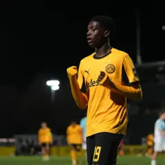 Jubelnder Spieler der BVB U14 in gelbem Trikot mit schwarzem Kragen und Ärmelbündchen.
