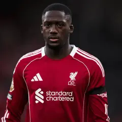 Ibrahima Konaté, Spieler des FC Liverpool, trägt das rote Heimtrikot mit dem Adidas-Logo und dem Schriftzug "Standard Chartered".
