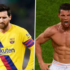 Lionel Messi im gelben Trikot und Cristiano Ronaldo mit beeindruckenden Messi Muskeln, die seine Bauchmuskeln zeigen.