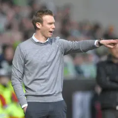 Tommy Stroot gibt Anweisungen am Spielfeldrand, sein Zeigefinger weist in die Ferne.