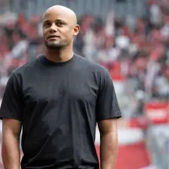 Ein Trainer im Sportverein, wie dieser Mann mit Glatze und schwarzem T-Shirt, fragt sich vielleicht: "Was verdient man als Trainer im Sportverein?