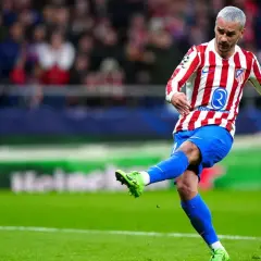Antoine Griezmann im rot-weißen Trikot von Atlético Madrid schießt auf dem Spielfeld. Er ist einer der Schlüsselspieler seiner aktuellen Teams.