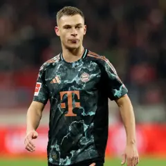 Kimmich im Bayern-Trikot, bereit für das Spiel gegen Leipzig.