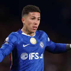 Enzo Fernández im blauen Chelsea-Trikot, mit Tätowierungen am Hals und Arm, bereit für das Spiel.