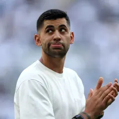 Cristian Romero blickt nachdenklich nach oben, während er applaudiert.