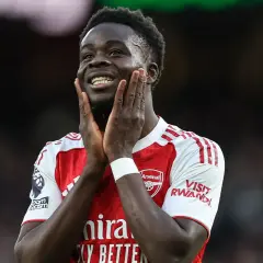 Bukayo Saka jubelt, Hände an den Wangen, strahlendes Lächeln.
