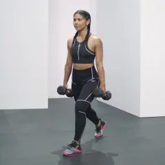 Frau macht Bulgarian Squats mit Hanteln.