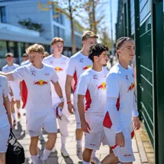 Junge Fußballer der RB Leipzig U9 laufen auf ein Trainingsgelände.