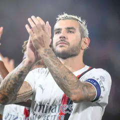 Theo Hernandez klatscht mit seinen tätowierten Armen.