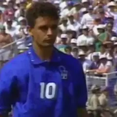 Fußballlegende Roberto Baggio im blauen Trikot mit der Nummer 10, vor jubelnden Fans im Stadion.