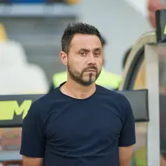 Trainer De Zerbi, bekannt für seine innovative Taktik, blickt konzentriert auf das Spielfeld.