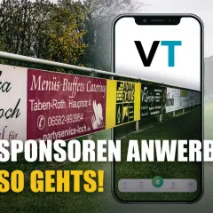Werbung für einen Verein: Schilder mit Firmenlogos am Sportplatz. Ein Smartphone zeigt die VT-App, die hilft, Sponsoren zu finden.