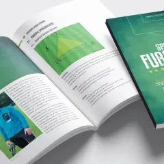 DFB Training: Buch mit Fußballübungen und Trainingsformen. Ein Trainer lächelt, daneben eine Grafik zu Passspielübungen.