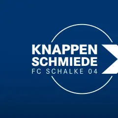 Das Logo der "Knappenschmiede FC Schalke 04" auf blauem Hintergrund. Hier werden die Talente für die Schalke U15 und darüber hinaus geformt.