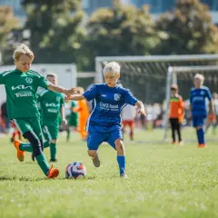 Zwei junge Fußballer im Wettkampf, die DFB Talente zeigen ihr Können auf dem grünen Rasen.