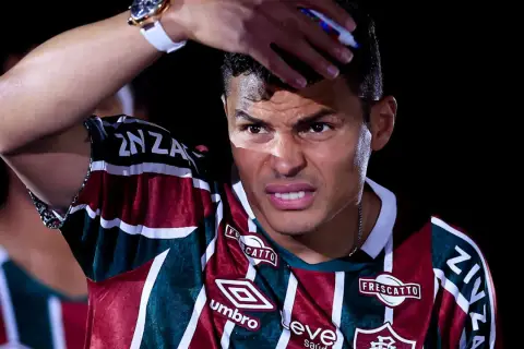 Thiago Silva, mit einem Stirnband und einem Ausdruck konzentrierter Anstrengung, wischt sich den Schweiß von der Stirn.