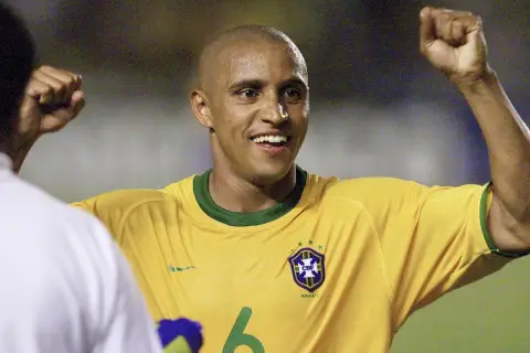 Roberto Carlos feiert einen Sieg. Seine bisherigen Trainerstationen sind legendär.