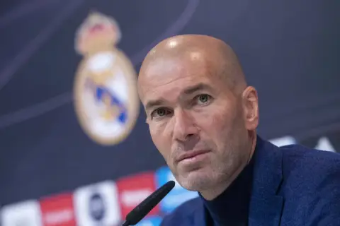 Zinedine Zidane, eine Legende von Real Madrid, blickt nachdenklich in die Kamera.