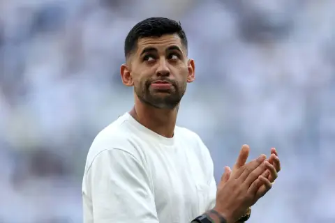 Cristian Romero blickt nachdenklich nach oben, während er applaudiert.
